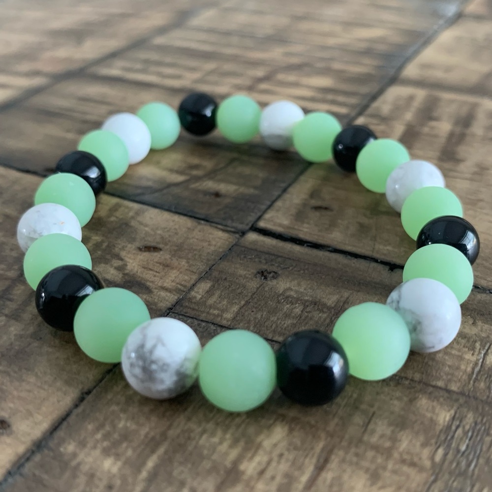 8mm Onyx - Howlite Chakra Gemstone Bracelet - Picture 2 of 9